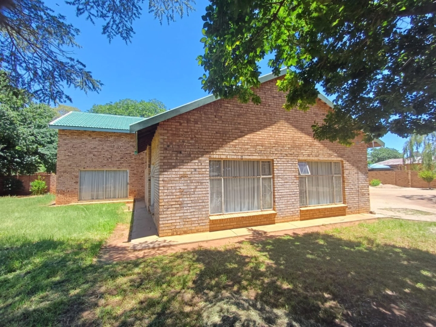 6 Bedroom Property for Sale in Makwassie North West